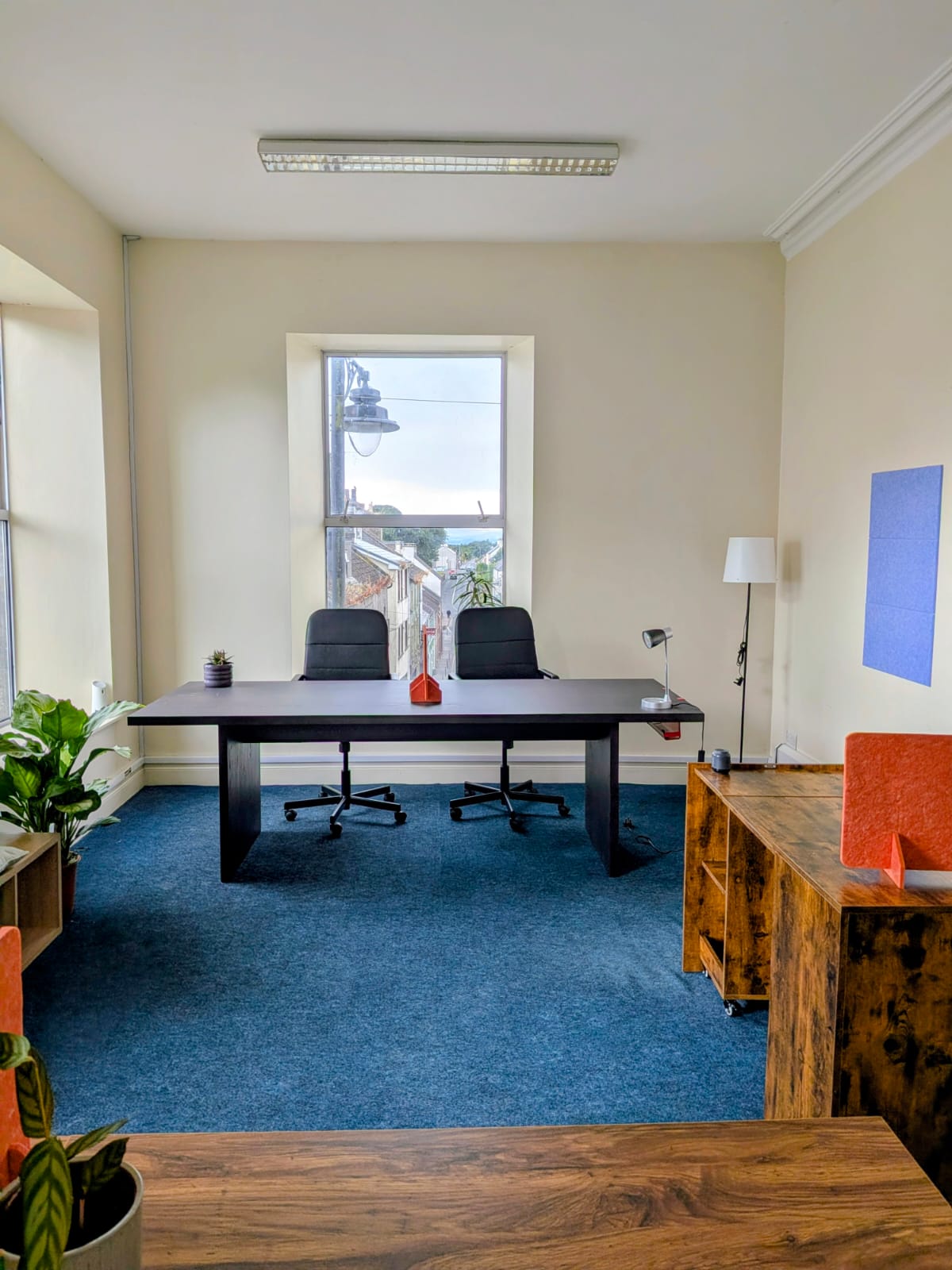 Meeting desk, town facing